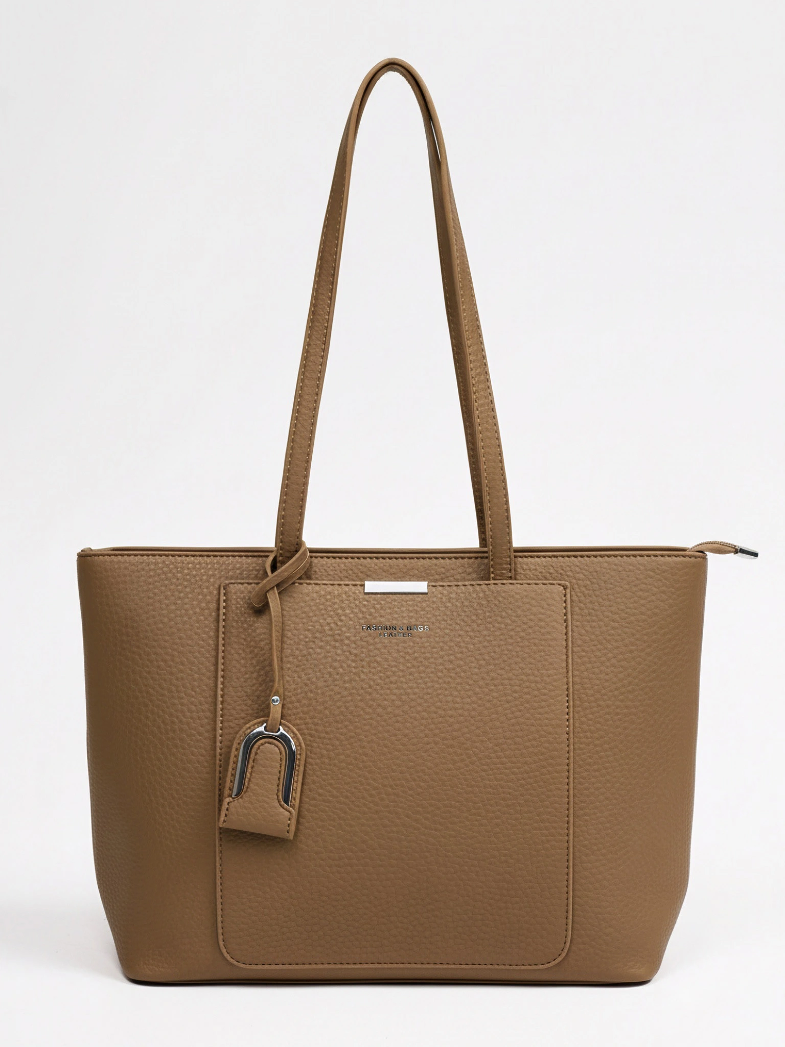 Сумка-тоут с декоративным брелком в ассортименте